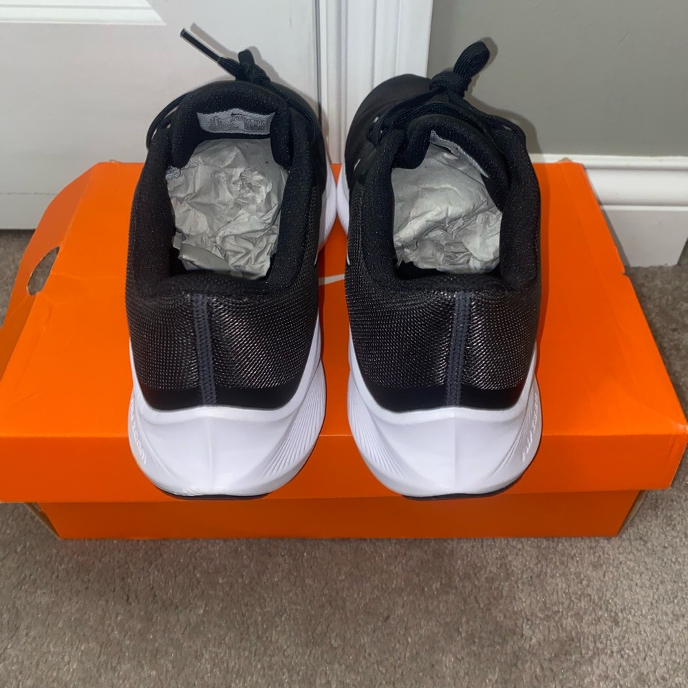 Brand new women’s Nike tennis shoes - Picture 3 of 8